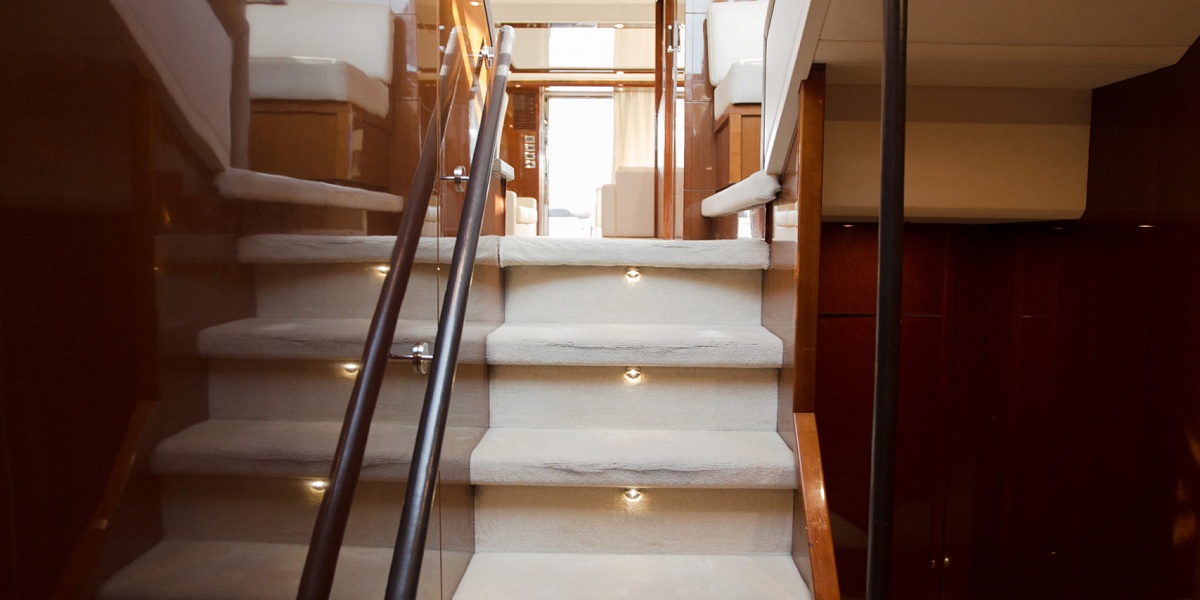 Продается моторная яхта PRINCESS 78 - лестница на нижнюю палубу